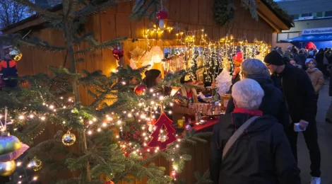 Der Schulhof wird zum Weihnachtsmarkt: Glanzlichterfest in Glandorf verzaubert