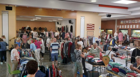 Herbstfrauenflohmarkt bei sommerlichem Wetter