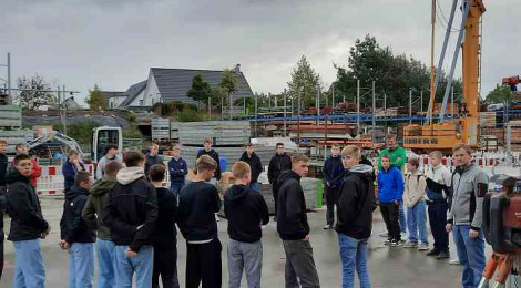 „Schaffe, schaffe, Häusle baue“ - Technikkurse zu Besuch bei der Firma Gründker