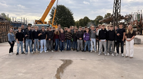 Klassen 9 und 10 der Ludwig-Windthorst-Schule Glandorf zu Besuch bei August Gründker